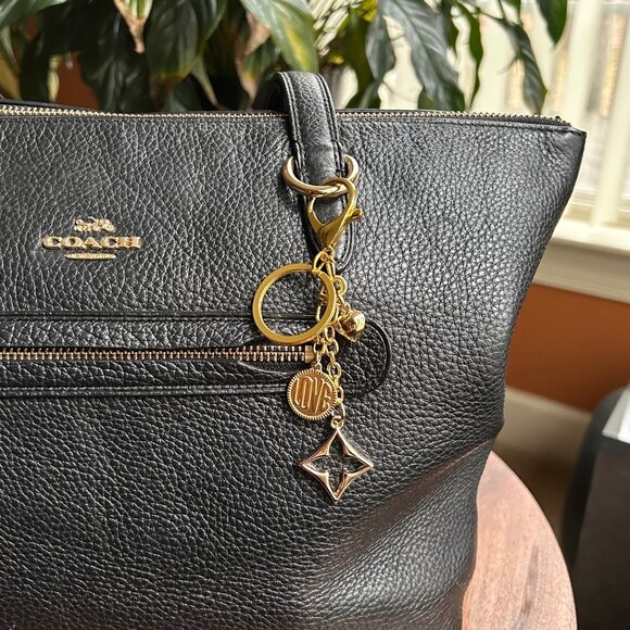 New LOVE and CLOVER Bag Charm Gold Tone💕 - Picture 2 of 7